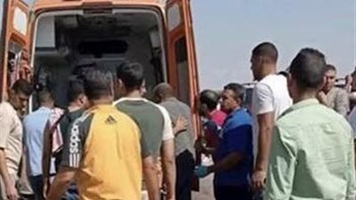 إصابة 12 طالبًا جامعيًا في تصادم ميكروباص وسيارة نقل بالطريق الصحراوي الشرقي بالمنيا