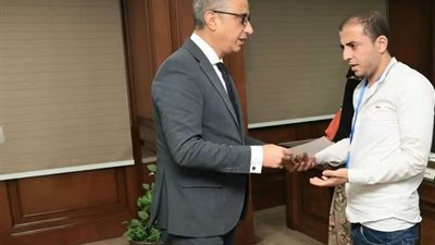 محافظ الجيزة يوجه بحسم المخالفات البنائية ويُسلّم عقود عمل لذوي الهمم