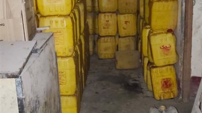 ضبط طن زيت مجهول المصدر فى ضربة رقابية لـ تموين سوهاج
