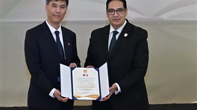 جامعة شنغهاي للدراسات الدولية تمنح الدكتور محمد سامي  لقب الأستاذية الفخرية