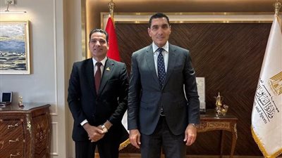 وزير الرياضة يبحث مع نائب قنا تطوير الملاعب ومراكز الشباب