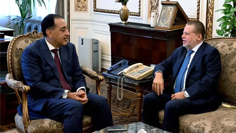 رئيس الوزراء يبحث مع محافظ البنك المركزي عددا من الملفات الاقتصادية 