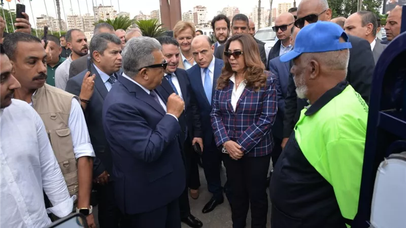 وزيرة التنمية المحلية ومحافظ الدقهلية يتفقدان «مواصلات المنصورة» ومعدات النظافة الجديدة