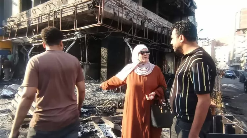 حصر خسائر حريق محل كشري بنها بعد امتداد النيران لوحدات سكنية 