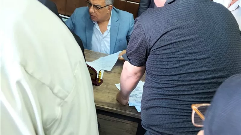محافظ الدقهلية يجلس بين المواطنين.. توجيهات عاجلة لإنهاء الشكاوى