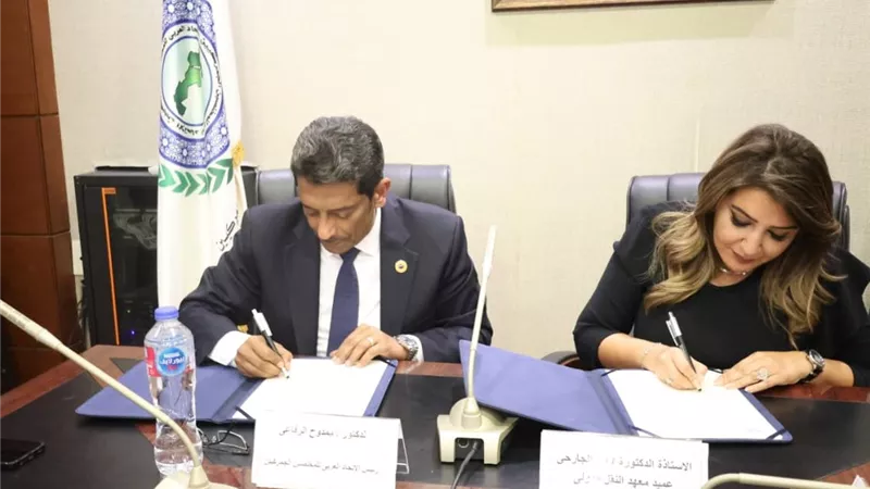 الاتحاد العربي للمخلصين الجمركيين ومعهد النقل الدولي واللوجستيات يوقعان مذكرة تفاهم