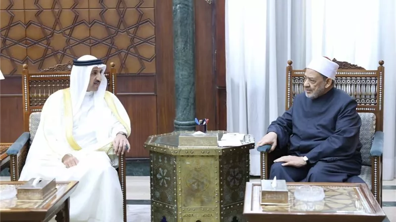 شيخ الأزهر يبحث مع رئيس مركز الملك حمد تعزيز التعاون في التعايش والسلام