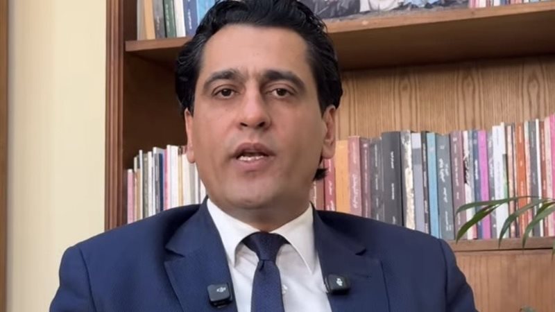 الكاتب الصحفي أيمن