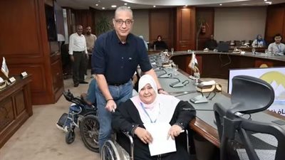 محافظ الجيزة يُسلِّم 12 عقد عمل لذوي الهمم 