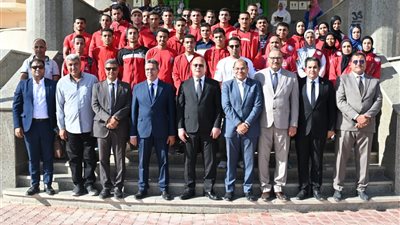 رئيس جامعة سوهاج يتناول الغداء مع الطلاب في ختام معسكر الكشافة