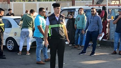 استجابة لمطالب المواطنين.. تواجد مروري داخل مواقف كفر الشيخ
