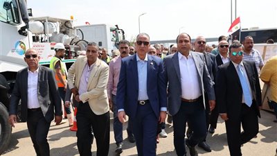 محافظ الجيزة يتفقد اصطفاف معدات شركة مياه الشرب والصرف الصحي استعدادا لموسم الشتاء بمحطة إمبابة