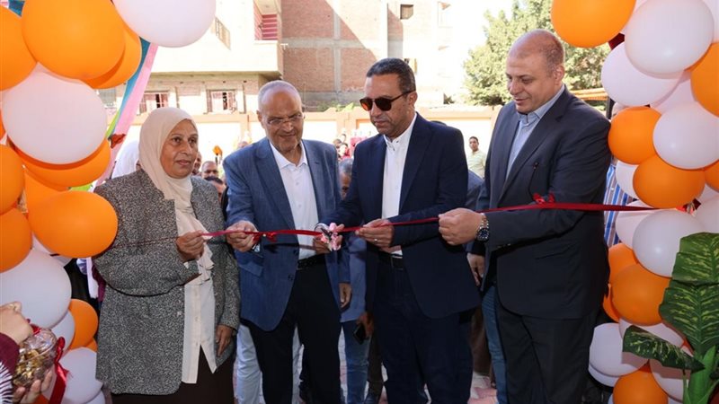 المحافظ اثناء الإفتتاح