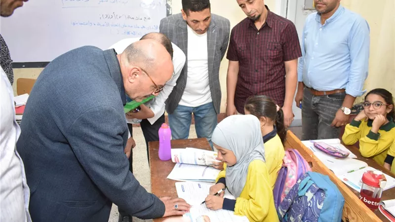 من الفصول إلى سجلات التقييم.. وكيل تعليم سوهاج يرصد انتظام الدراسة بساقلته