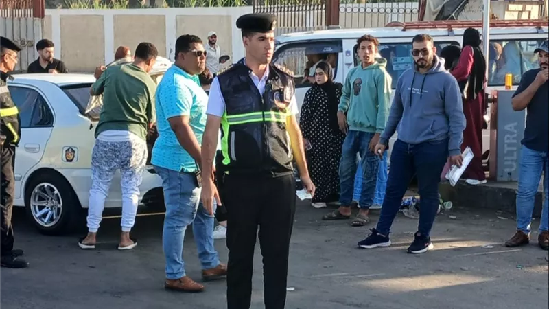 استجابة لمطالب المواطنين.. تواجد مروري داخل مواقف كفر الشيخ