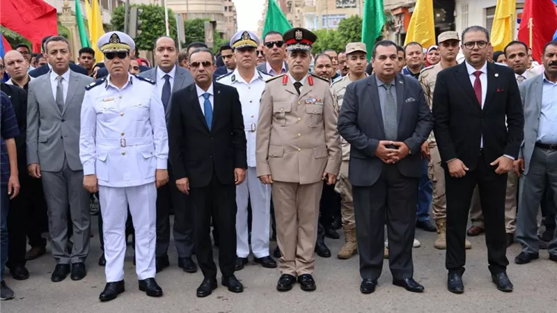 محافظ المنوفية يضع إكليلًا من الزهور على النصب التذكاري 