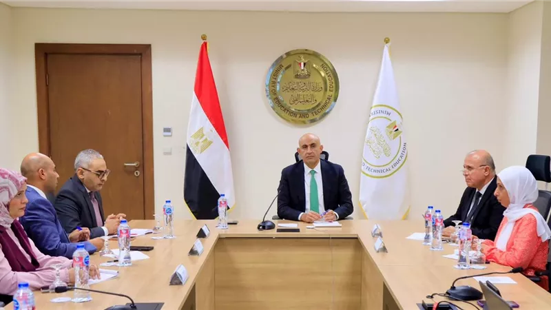 وزير التعليم يوجه المديريات بمواصلة القضاء على الفترة المسائية 