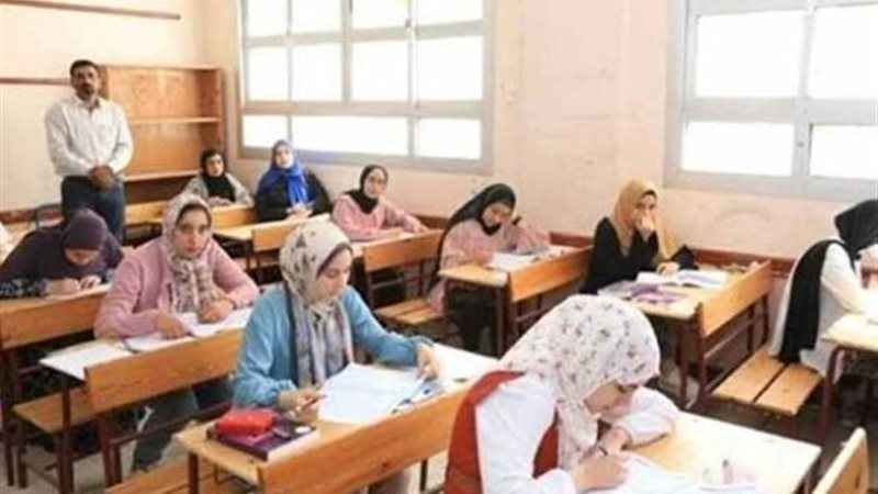 طلاب الشهادة الاعدادية أرشيفية 