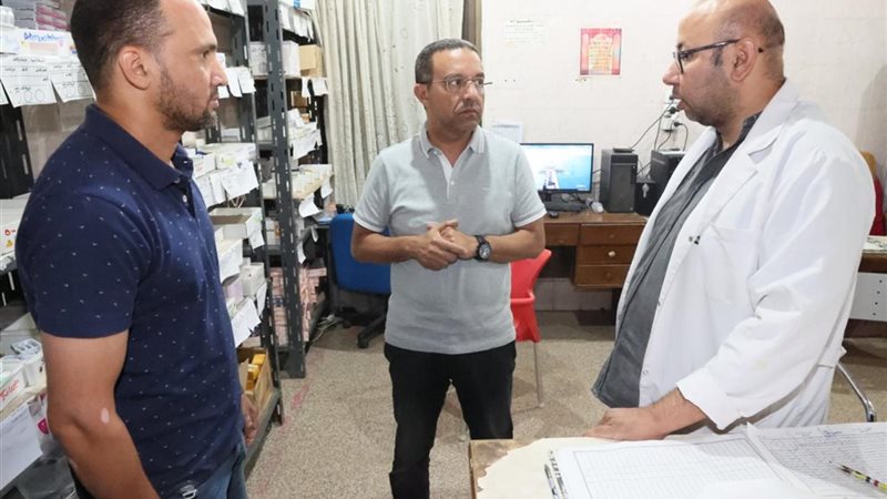 المحافظ أثناء الجولة