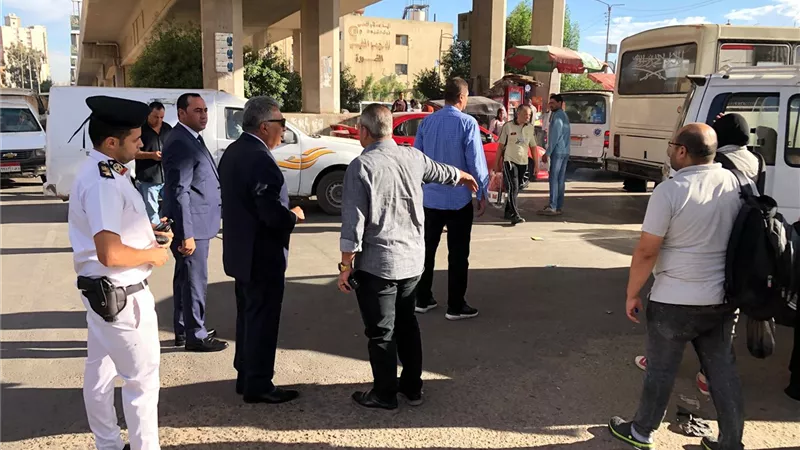 طارق مرزوق يتابع حركة النقل بموقف سندوب ويوجه بتوفير السيارات اللازمة