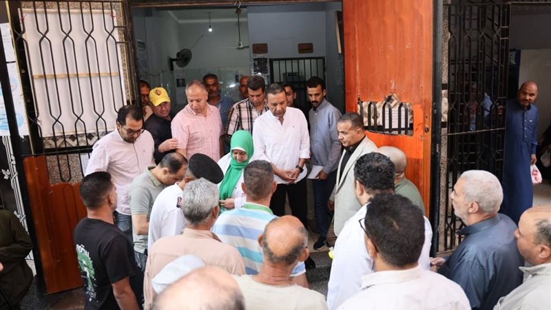 المحافظ اثناء الجولة
