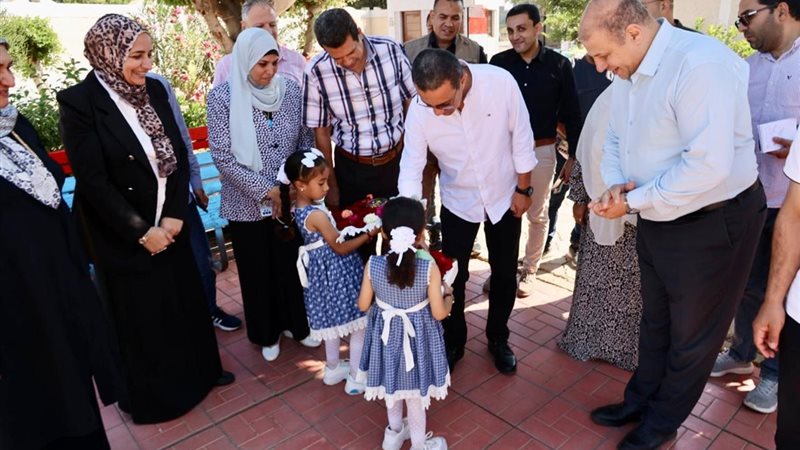 المحافظ مع الأطفال