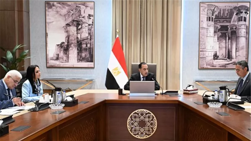 مدبولي يبحث تطوير منظومة الحماية الاجتماعية والتحول من الدعم العيني إلى النقدي