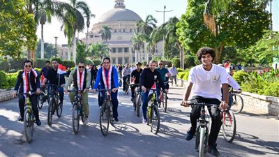تحت شعار روح أكتوبر.. رئيس جامعة القاهرة يشارك في ماراثون للدراجات مع الطلاب 