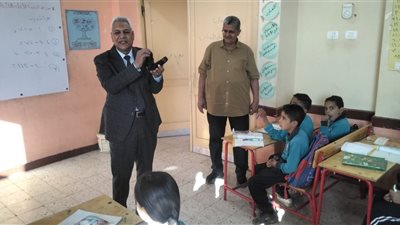 مدير تعليم طهطا يتفقد مدرستين ويشيد بتميز «عمر بن الخطاب» بالزرابي
