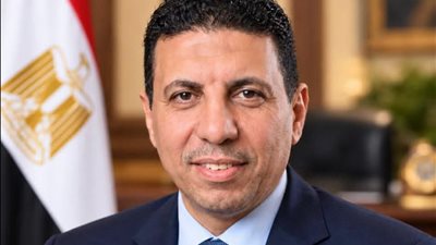 محافظ المنيا يهنئ سعيد محمد حسن بتعيينه سكرتيرًا عامًا مساعدًا للمحافظة