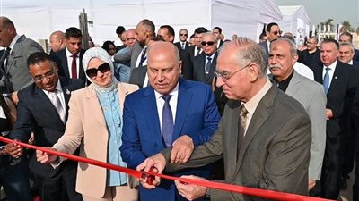 باستثمارات تصل لـ700 مليون جنيه.. وزير النقل يفتتح ميناء العامرية الجاف بالإسكندرية 