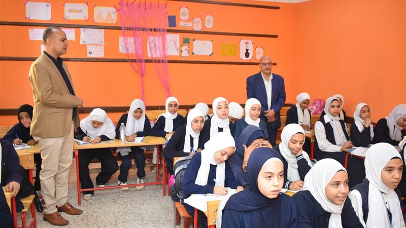 ياسر انس يتابع العملية