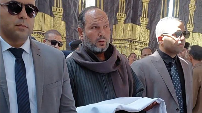 لحظة تسليم الكفن