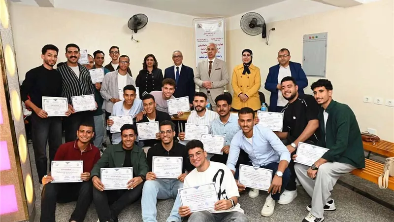 ورش صيفية وتكريم رواد الأعمال في كلية التجارة بجامعة أسيوط