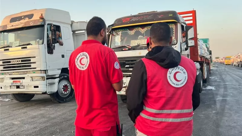 الهلال الأحمر يدفع 3,307 طنًا من المساعدات الغذائية والإغاثية لدعم أهالي غزة