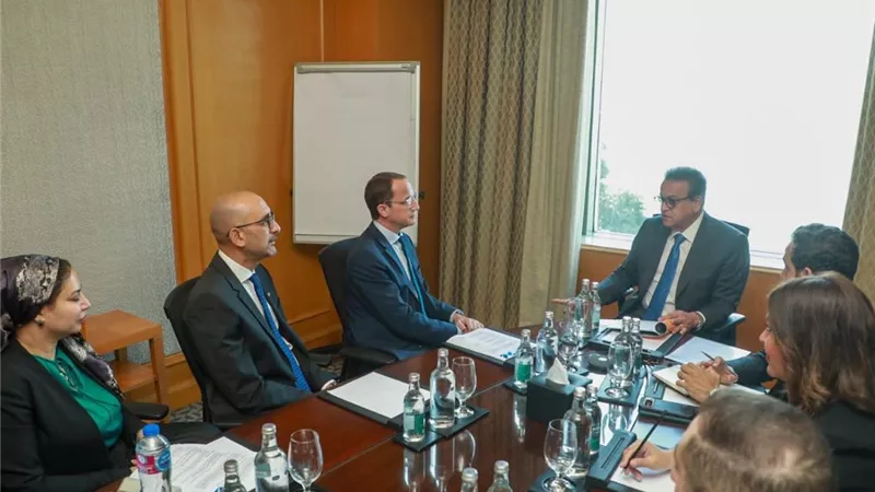 وزير الصحة يبحث مع «فايزر» توطين لقاح المكورات الرئوية وتعزيز التعاون في علاجات الأورام والأمراض النادرة