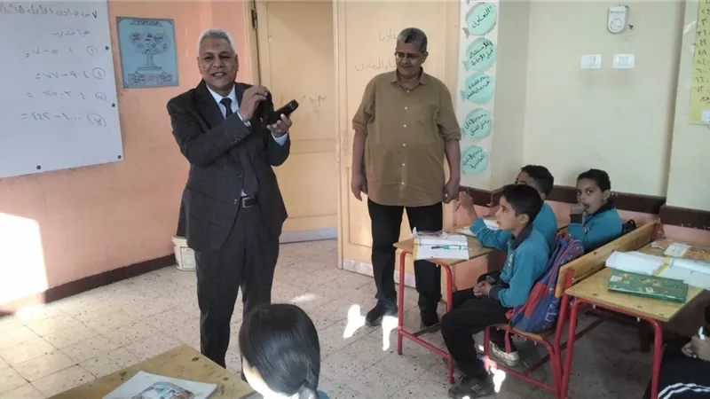 مدير تعليم طهطا يتفقد مدرستين ويشيد بتميز «عمر بن الخطاب» بالزرابي