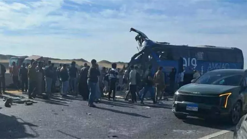 مأساة على الأسيوطي الغربي.. مصرع 13 شخصاً وإصابة 34 في تصادم أتوبيس وتريلا