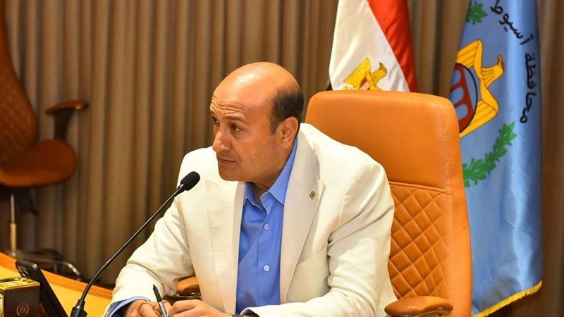 اجتماع محافظ أسيوط لمتابعة مشروعات حياة كريمة