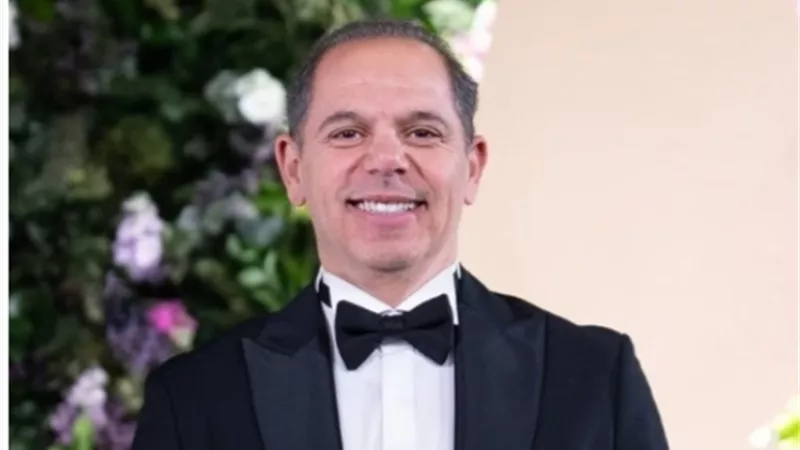 رامي إمام يحسم الجدل حول فيلم وثائقي عن الزعيم عادل إمام
