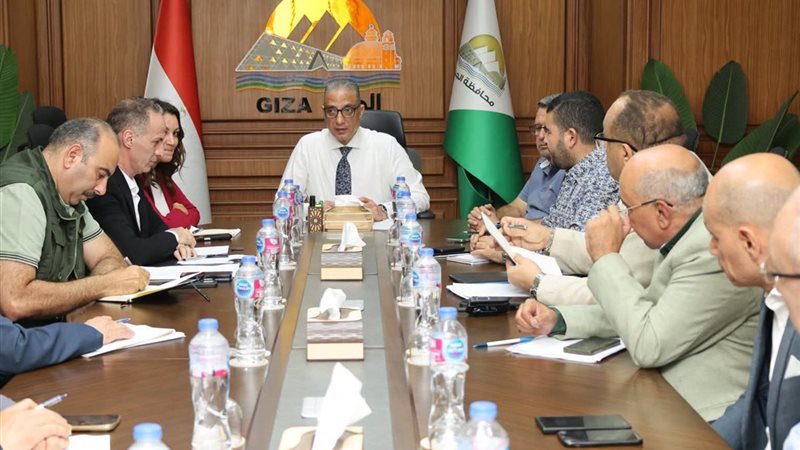 محافظ الجيزة أثناء