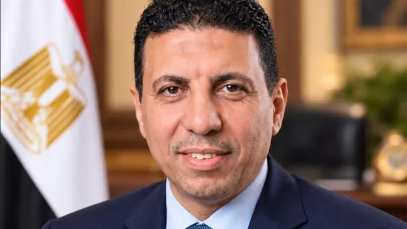 محافظ المنيا يهنئ سعيد محمد حسن بتعيينه سكرتيرًا عامًا مساعدًا للمحافظة