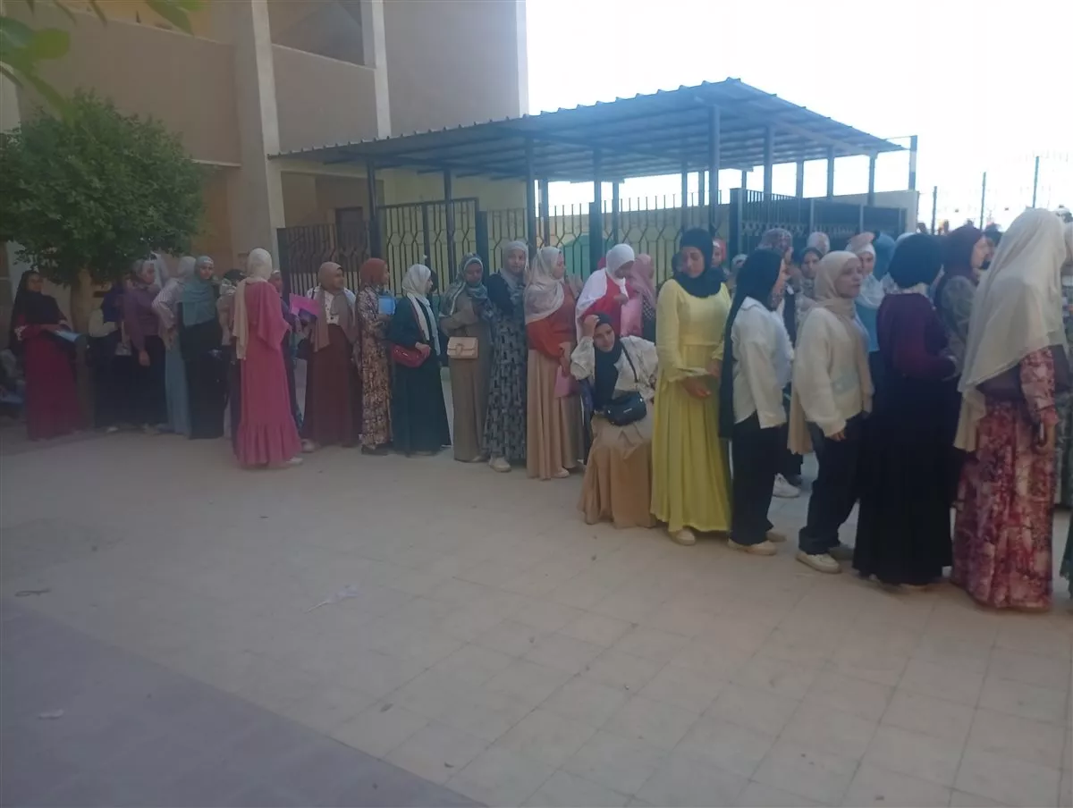 الطالبات في انتظار في طابور استلام كراسات القبول&nbsp;