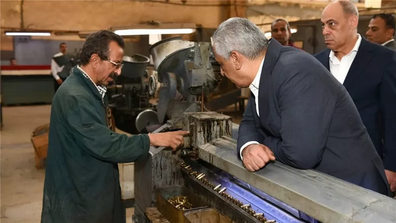 وزير الإنتاج الحربي يتابع العمل بمصنع 27 