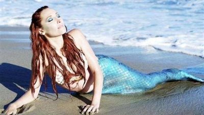 بالفيديو.. فتاة تظهر في شكل عروس البحر