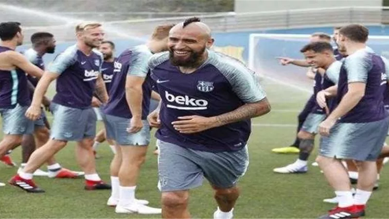 بالصور.. «فيدال» يشارك في تدريبات برشلونة المسائية