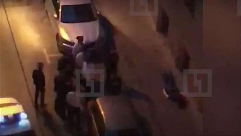 بالفيديو.. هجوم مسلح من مجهولين على أفراد شرطة بموسكو