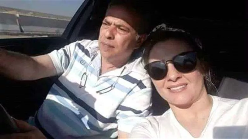 عكاشة من شهر العسل: ”الكلاب تنبح وأنا وزوجتي نسير”.. (صور)