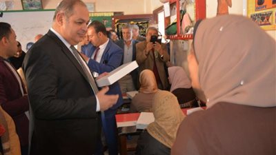 محافظ الغربية يوزع 