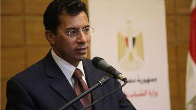 وزير الشباب والرياضة يقف دقيقة حدادًا على أرواح شهداء الوطن